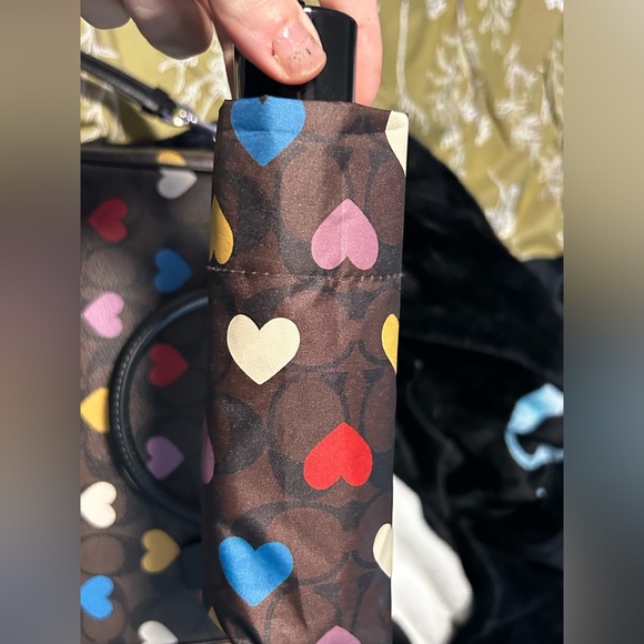 Coach signature canvas print purse with hearts. Comes with matching umbrella! - Picture 2 of 11